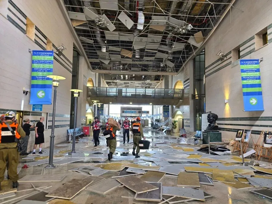 Destrozos causados en un hospital en la región de Beersheva, sur de Israel|Foto: EFE/Bomberos del Hospital de Beersheva Israel ordena intensificar los ataques contra «objetivos estratégicos» de Irán, que atacó un hospital israelí