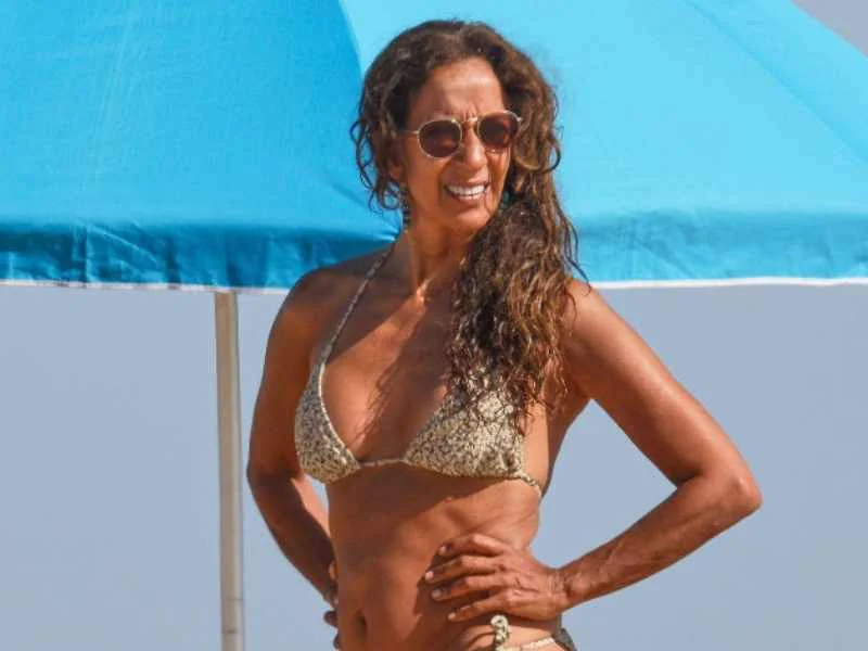Rosario Flores sonriendo durante una jornada de verano en la playa|Foto: GTRES 