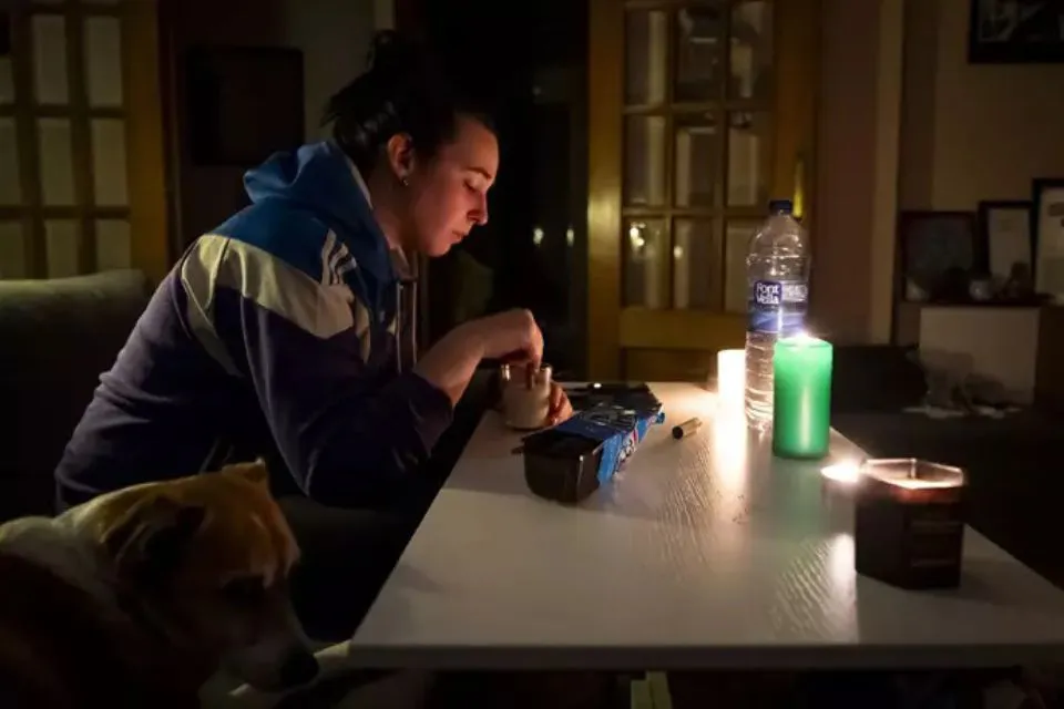 Mujer ilumina el interior de su casa con la ayuda de velas durante el apagón general|Foto: Europa Press/A. Pérez Meca Cómo reclamar daños y qué cubre tu seguro de hogar tras el apagón eléctrico 