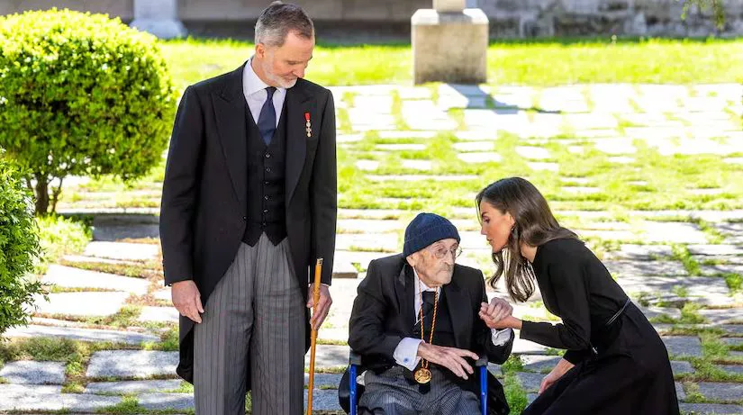 Álvaro Pombo acompañado del Rey Felipe VI y la Reina Letizia tras recibir el Premio Cervantes 2024 |Foto: El País / Cl Álvaro Pombo, galardonado con el Premio Cervantes 2024, critica en su discurso la sociedad de "influencers" y reivindica la fragilidad humana, en una ceremonia marcada por el luto por el Papa Francisco.