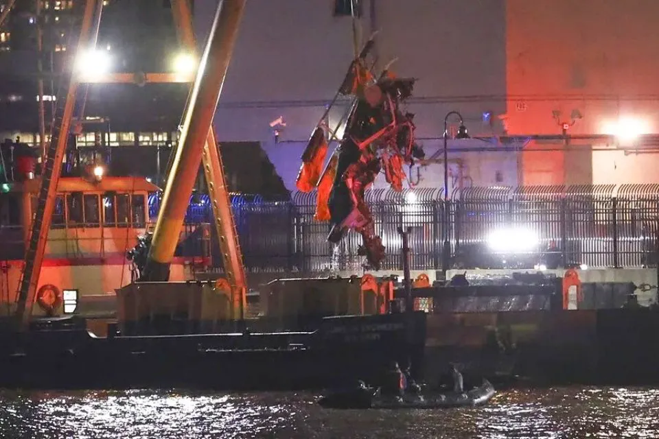 Los equipos de emergencia retiran un helicóptero del río Hudson tras estrellarse|Foto: EFE/EPA/Sarah Yenesel Nueva York: mueren seis personas al caer al río Hudson el helicóptero en el que viajaban



