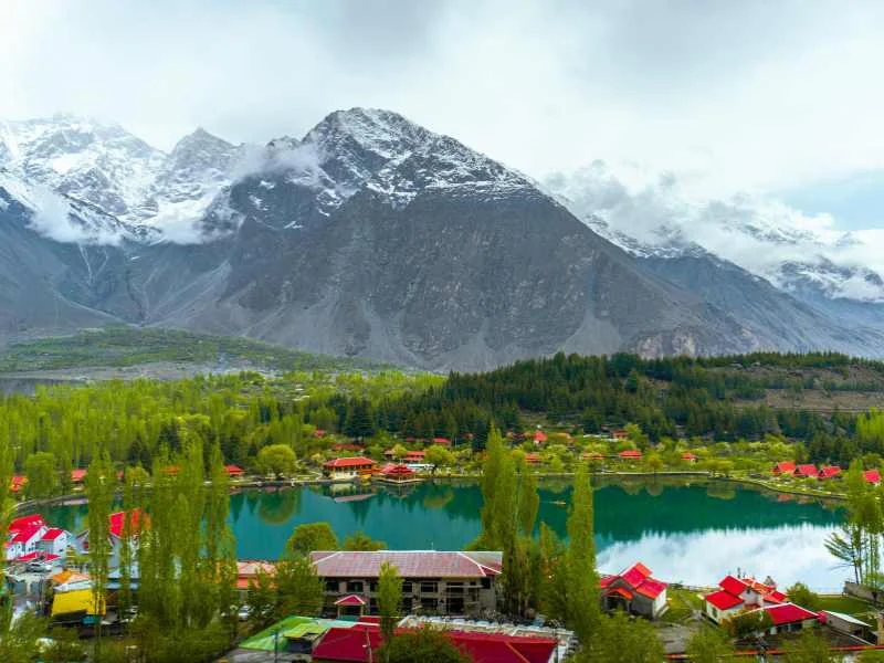 Vista panorámica de la naturaleza y montañas en Bishkek, destino emergente para viajar en 2027