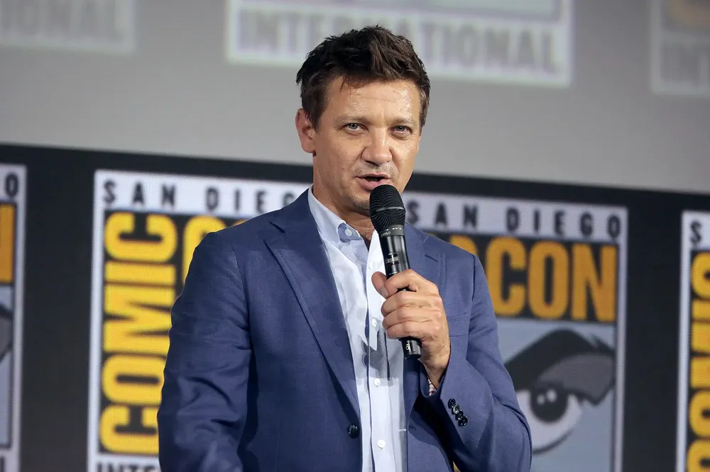 Jeremy Renner niega acusaciones de abuso sexual y amenazas|Foto: Wikimedia Commons  Jeremy Renner, quien fué acusado por acoso sexual y amenazas a una directora de cine responde a través de sus abogados, calificando las acusaciones de 