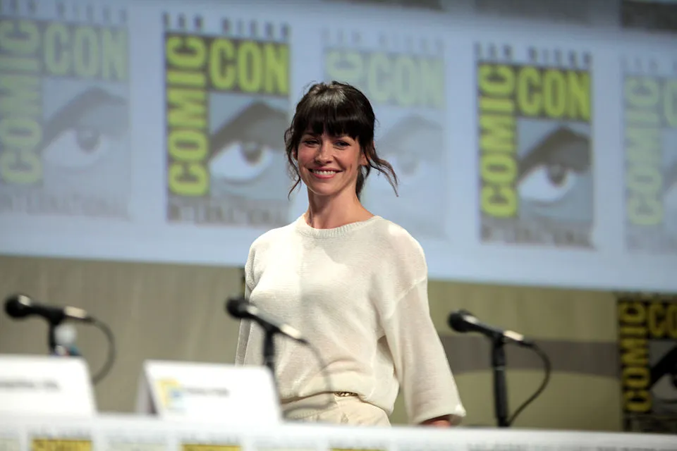 Evangeline Lilly confirma tener Daño Cerebral en un video de Instagram |Foto: Wikimedia Commons Evangeline Lilly, actriz de "Antman" y "Lost", revela que sufre daño cerebral tras golpearse la cabeza contra una roca en 2025. La actriz anuncia que pondrá su carrera en pausa para enfocarse en su ardua recuperación médica.