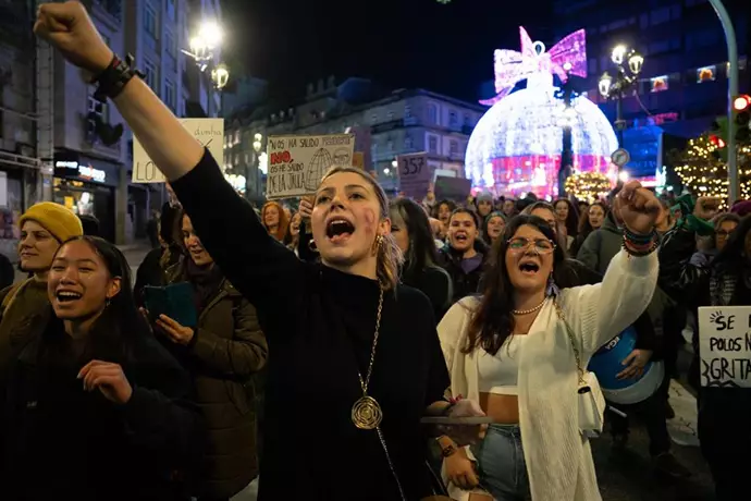 Jóvenes mujeres gritando - 25 de noviembre de 2023, en Vigo, Pontevedra, Galicia (España) Adrián Irago - Europa Press