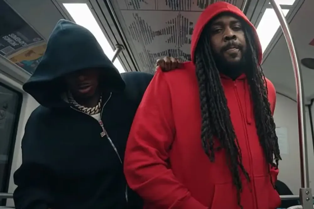 DaBaby (izquierda) recreó el asesinato de Iryna Zarutska en su video musical para "Save Me"|Foto: YouTube / DaBaby La pieza audiovisual, que reinterpreta el fatal apuñalamiento de Iryna Zarutska en un tren de Carolina del Norte, polariza a la audiencia: mientras algunos alaban su intento de crear conciencia, otros lo acusan de ser un acto de explotación insensible y oportunista.