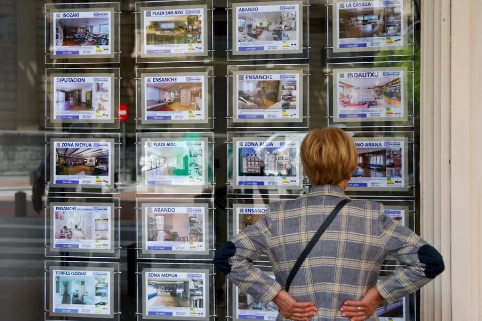Una mujer mira la oferta de viviendas en una inmobiliaria - EFE/Luis Tejido