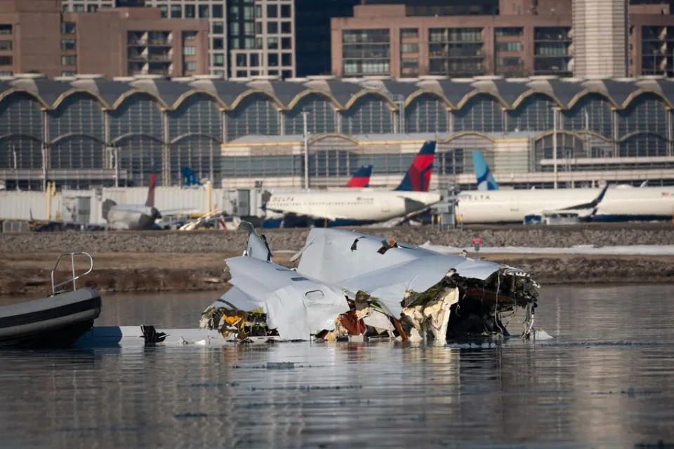 Restos del avión en el río Potomac. EFE/EPA/Petty Officer 1st Class Brandon Giles