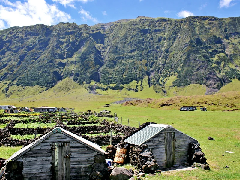 acantilados-y-asentamiento-de-edimburgo-de-los-siete-mares-en-tristan-de-acuna