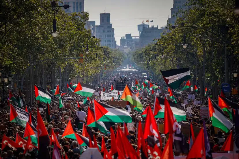 Miles de personas manifestaron en favor de Palestina este sábado 4 de octubre | Foto: Kike Rincón/ Europa Press Manifestantes en Barcelona con banderas palestinas y pancartas contra la ofensiva israelí