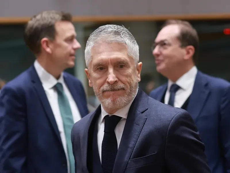 marlaska-ue-aprueba-centros-meloni-deportacion|Foto: El Mundo/EFE La UE aprueba centros de deportación en terceros países y España se opone, quedando aislada en el debate migratorio