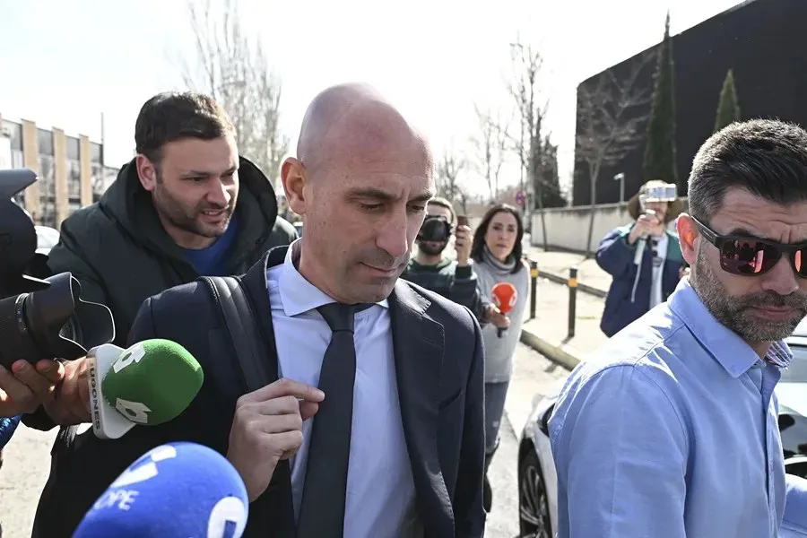 El expresidente de la Federación Española de Fútbol Luis Rubiales|Foto: EFE/Fernando Villar La Audiencia Nacional confirma la condena de Rubiales a una multa de €10.800 por agresión sexual a Hermoso