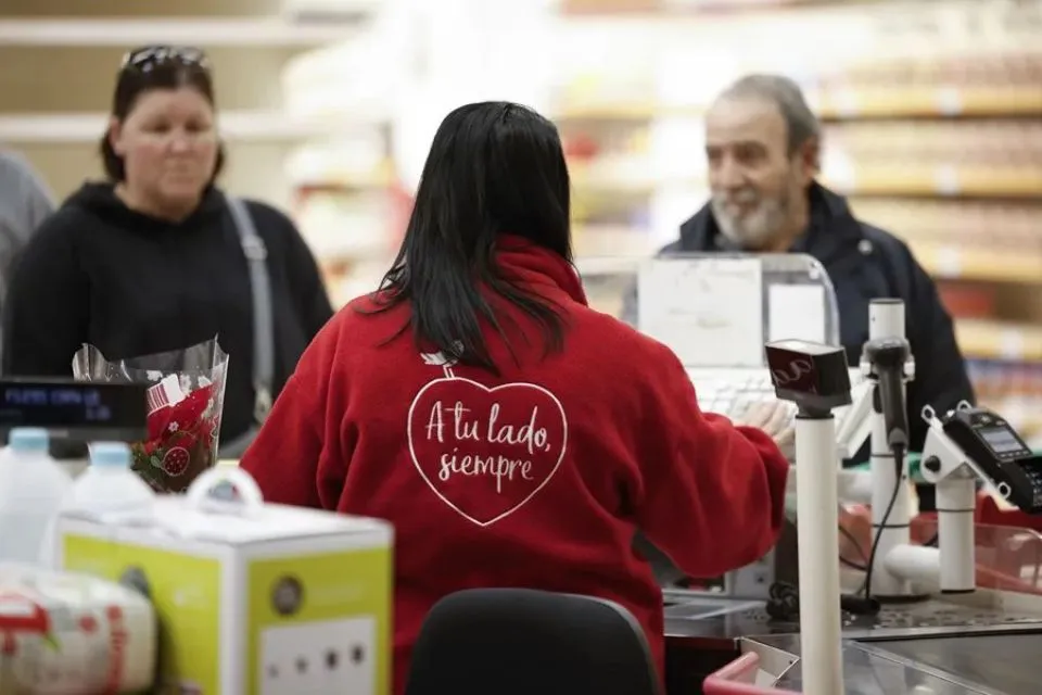 Una cajera trabaja en un supermercado|Foto: EFE/Biel Aliño Supermercados defienden una «enmienda a la totalidad» del proyecto de reducción de jornada laboral