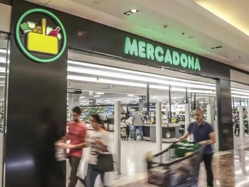 horarios-supermercados-nochevieja-2025|Foto: El Mundo  Los principales supermercados en España adaptan sus horarios el 31 de diciembre para facilitar compras de última hora y permitir a sus empleados disfrutar de la festividad