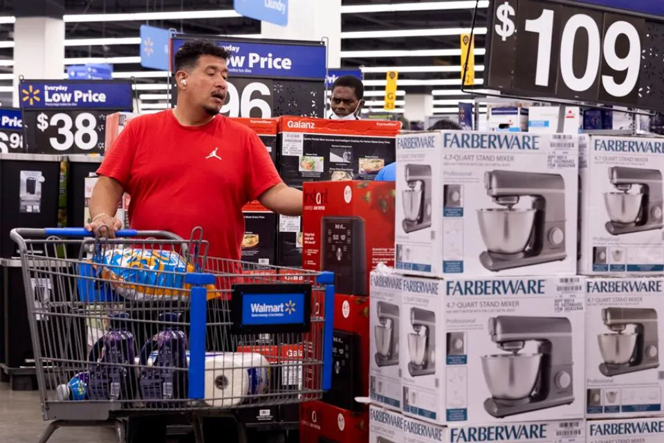 Un cliente hace compras en un supermercado de EEUU|Foto: EFE Michael Reynolds Estos son los productos que subirán de precio por los aranceles de EEUU a México, Canadá y China
