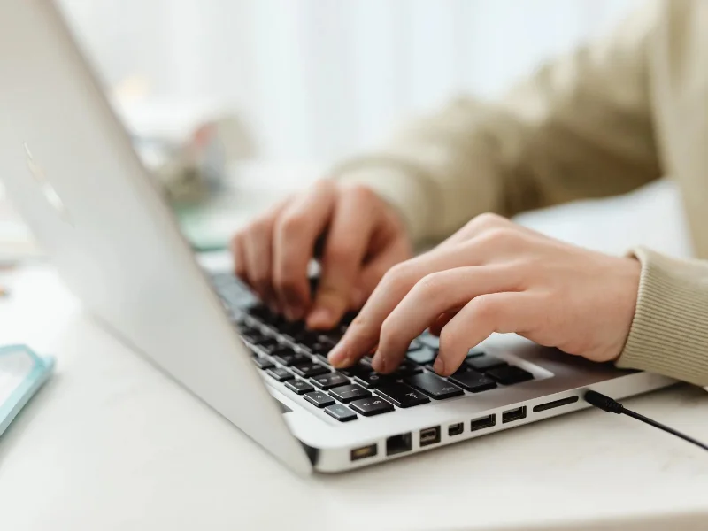Persona realizando trámites telemáticos con el certificado digital idCAT en un ordenador