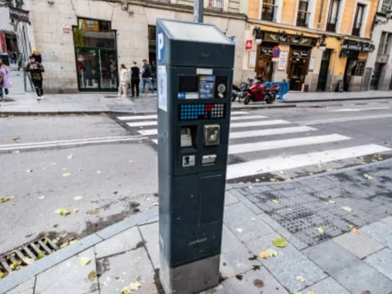 madrid-parquimetros-ser-barrios|Foto: OK Diario  El Ayuntamiento de Madrid inicia la ampliación del estacionamiento regulado a 22 barrios, con horizonte en 2035  