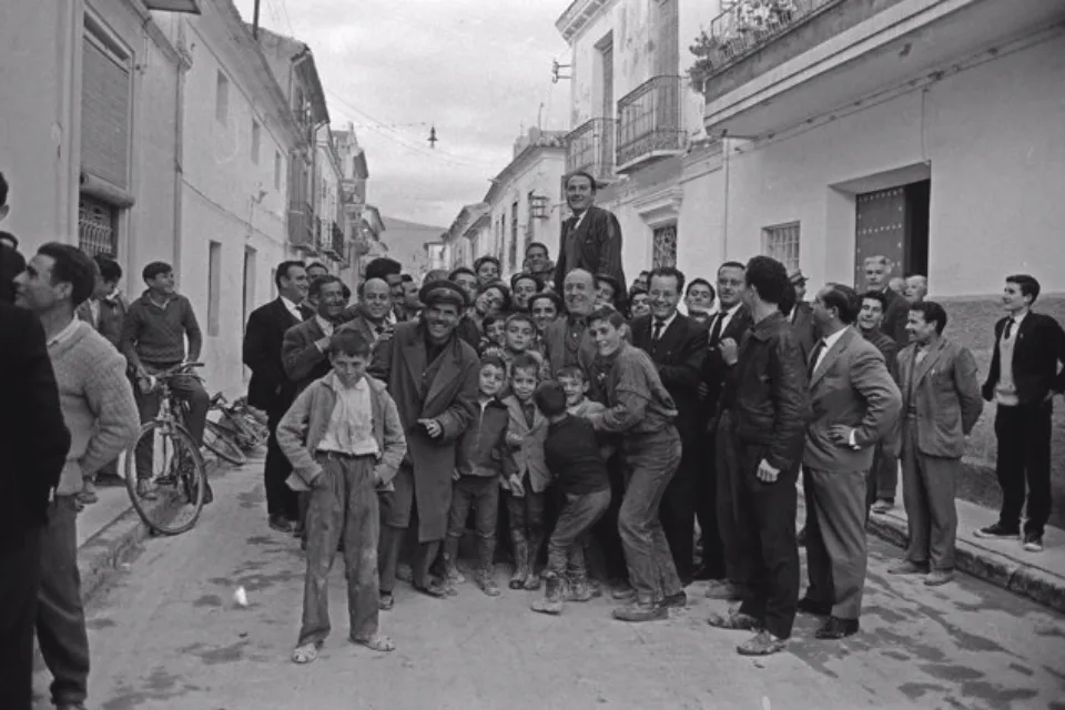 Lotería de la Navidad - España - Murcia - Fortuna - personas celebran - Foto: Europa Press Lotería de la Navidad - 22 de diciembre de 1964 - España - Murcia - Fortuna - personas celebran 