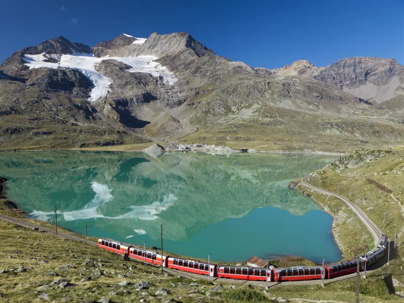 Turismo exclusivo: ¿Cuánto cuesta viajar en los trenes de lujo de Europa? Descubre cómo los trenes de lujo en Europa lideran el slow travel con rutas exclusivas, sostenibilidad y experiencias premium a bordo
