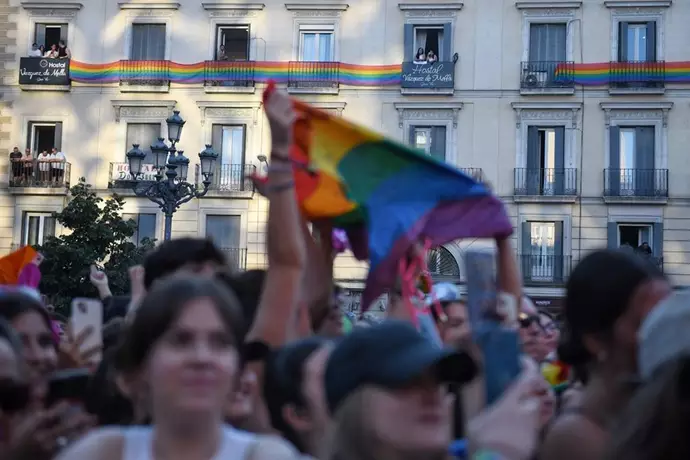 Decenas de personas durante el pregón del Orgullo de Madrid 2024|Foto: Europa Press/Fernando Sánchez  CIS: cerca del 70% de españoles cree que el matrimonio igualitario ha sido una "conquista positiva" para la sociedad