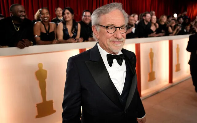 Steven Spielbreg habla sobre la vida extraterrestre en la premiere de "El dia de la revelación" | Foto: John Locher/AP