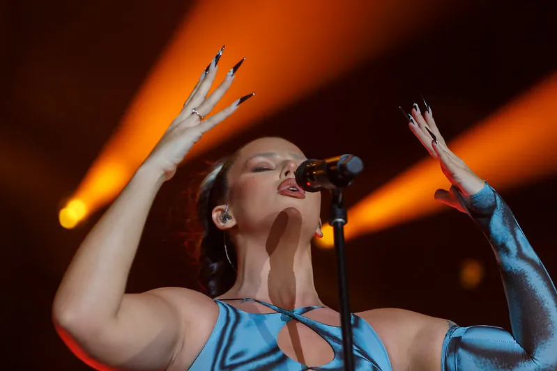 Nathy Peluso en concierto| Foto: Flickr / Navarrarena La artista argentina Nathy Peluso ofreció un espectáculo en el Festival de Sónar que fusionó géneros y desafió estereotipos redefiniendo el concepto de sensualidad en la música. Entre salsa, trap y bachata, opinó que el talento no tiene talla y que la "grasa" es sinónimo de poder. 