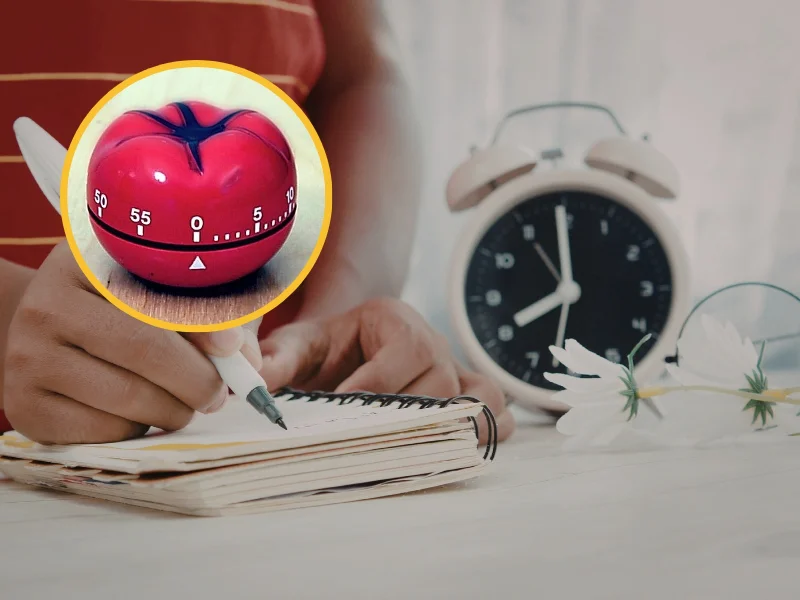 Reloj de escritorio y temporizador junto a una libreta de trabajo para organizar pausas de productividad