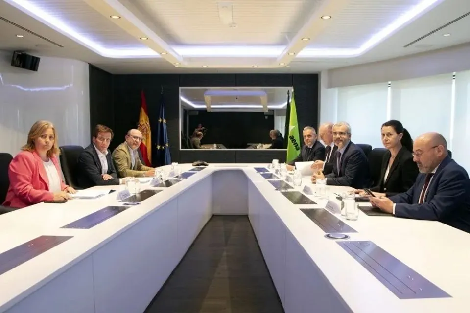 El alcalde de Madrid, José Luis Martínez- Almeida y el presidente de AENA, Maurici Lucena|Foto: EFE/Juan Carlos Sanz Llo AENA y el Ayuntamiento de Madrid acuerdan hacer el censo de las personas sin hogar de Barajas
El alcalde de Madrid, José Luis Martínez- Almeida y el presidente de AENA, Maurici Lucena|Foto: EFE/Juan Carlos Sanz Llorente