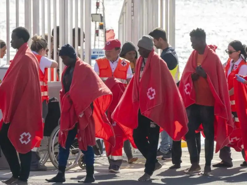 migrantes-haciendo-cola-oficina-extranjeria-espana-regularizacion-2026|Foto: 20minutos  Guía sobre la regularización extraordinaria de 500.000 migrantes en España: plazos, requisitos de residencia y documentación necesaria para solicitarla