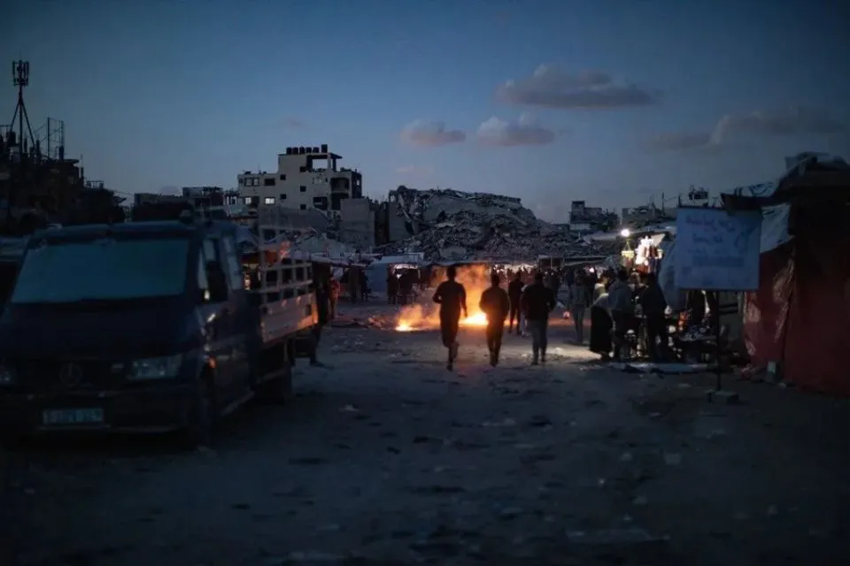 Palestinos caminan al anochecer|Foto: EFE/EPA/Haitham Imad Israel mata a una fotoperiodista y a varios familiares tras atacar su casa en Gaza