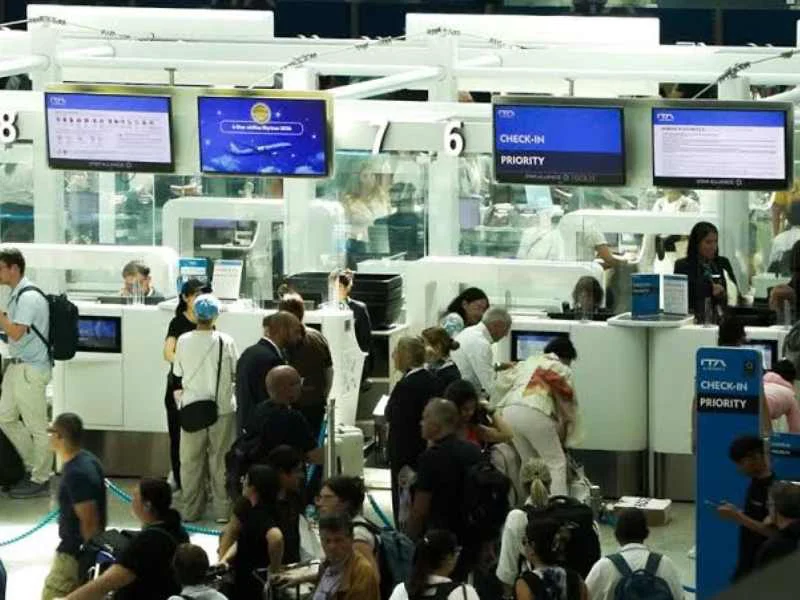 Pasajeros caminando por la terminal de un aeropuerto internacional europeo|Foto: EFE