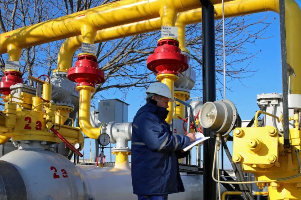 Un trabajador en un punto de la planta de distribución de gas de Chisinau-1 /La Vanguardia/Reuters Un trabajador en un punto de la planta de distribucióin de gas de Chisinau-1, en Moldavia Vladislav Culiomza / Reuters