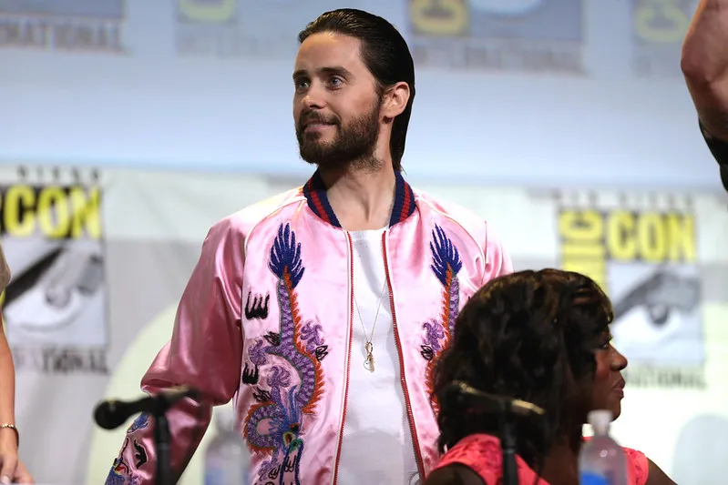 Jared Leto acusado por 9 mujeres de comportamiento sexual inapropiado |Foto: Gage Skidmore / Flickr  Nueve mujeres acusan a Jared Leto de conducta sexual inapropiada, incluyendo interacciones con menores; su representante niega las acusaciones, calificándolas de "infundadas". Los testimonios describen un patrón depredador que habría sido "un secreto a voces" en Hollywood.