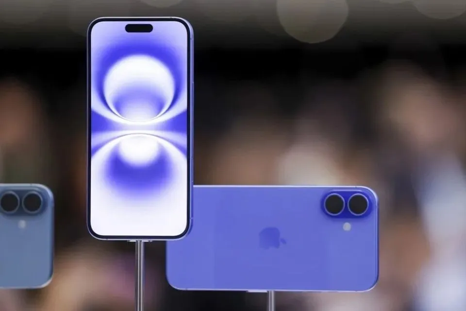 Teléfono móvil iPhone de Apple|Foto: EFE/Peter Dasilva Trump amenaza a Apple con aplicar un arancel de 25% si no fabrica el iPhone en EEUU