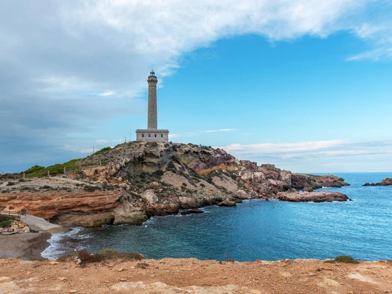 faro-de-piedra-sobre-acantilado-frente-al-mar-mediterraneo