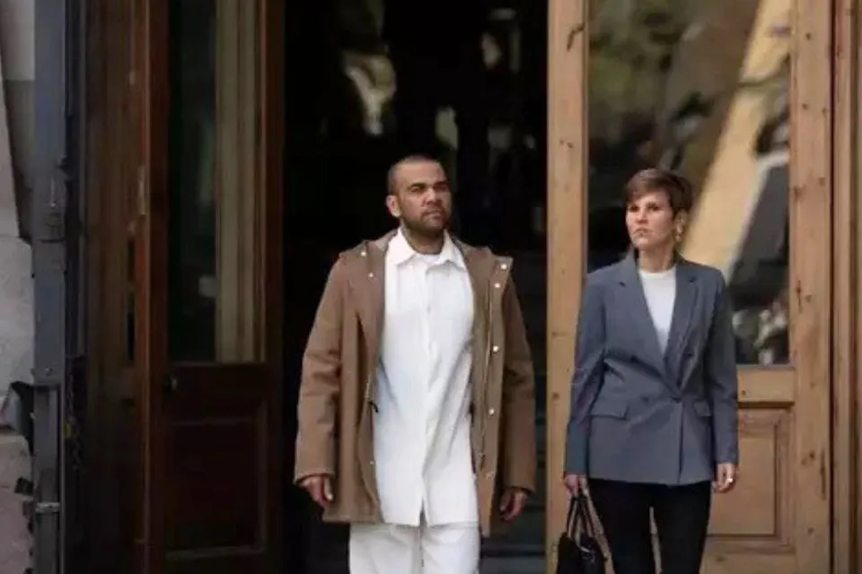 El exfutbolista Dani Alves y su abogada, Inés Guardiola|Foto: Europa Press/David Zorrakino  Dani Alves absuelto del delito de agresión sexual por el que fue condenado