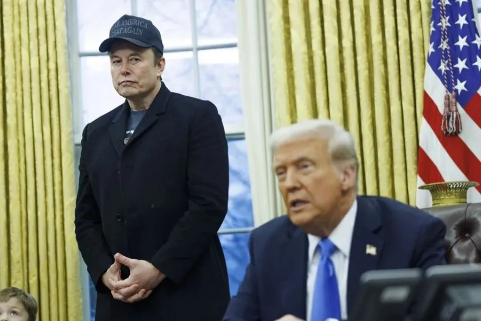 El magnate Elon Musk y Donald Trump|Foto: EFE/Aaron Schwartz/Pool Trump amenaza a Elon Musk con cortarle contratos gubernamentales
