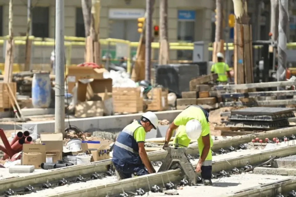 Barcelona - trabajadores de construcción -nueva vía del tranvía CNN/Pau Barrena/AFP/Getty Images Los trabajadores de la construcción laboran en la nueva vía del tranvía en Barcelona el 18 de julio de 2023. PAU BARRENA/AFP via Getty Images