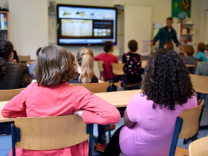 estudiante-utilizando-herramientas-digitales-de-inteligencia-artificial-en-el-aula-de-clases