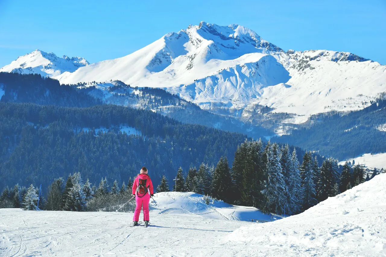 Esquiar en los Alpes franceses es una experiencia que va mucho más allá del deporte