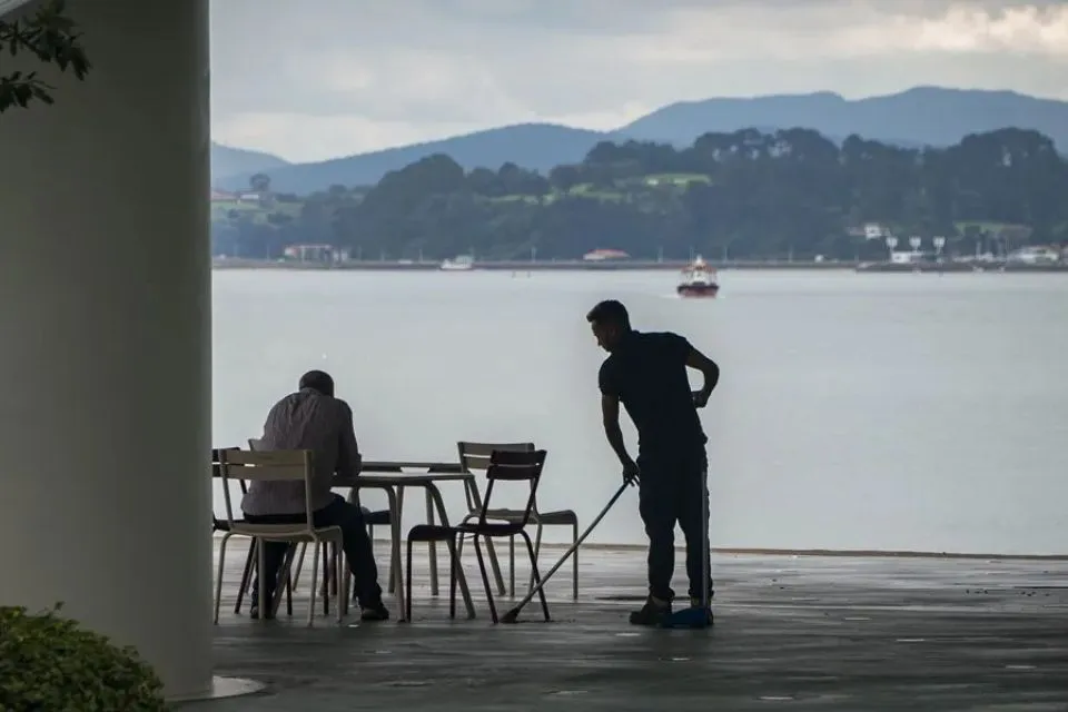 Un camarero trabaja en una terraza de Santander|Foto: EFE/Román G. Aguilera El mercado laboral suma 161.491 empleos en marzo por la hostelería