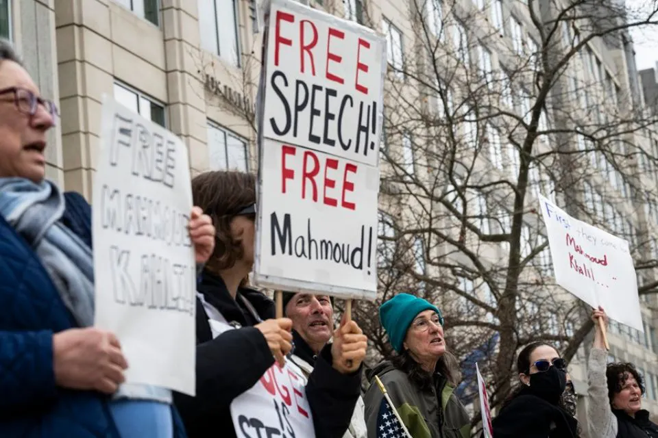 Manifestantes ante la sede del ICE en Washington DC (EEUU)|Foto: EFE/EPA/Graeme Sloan Washington defiende la revocación de visados y residencias: dice que está respaldada por «acciones»