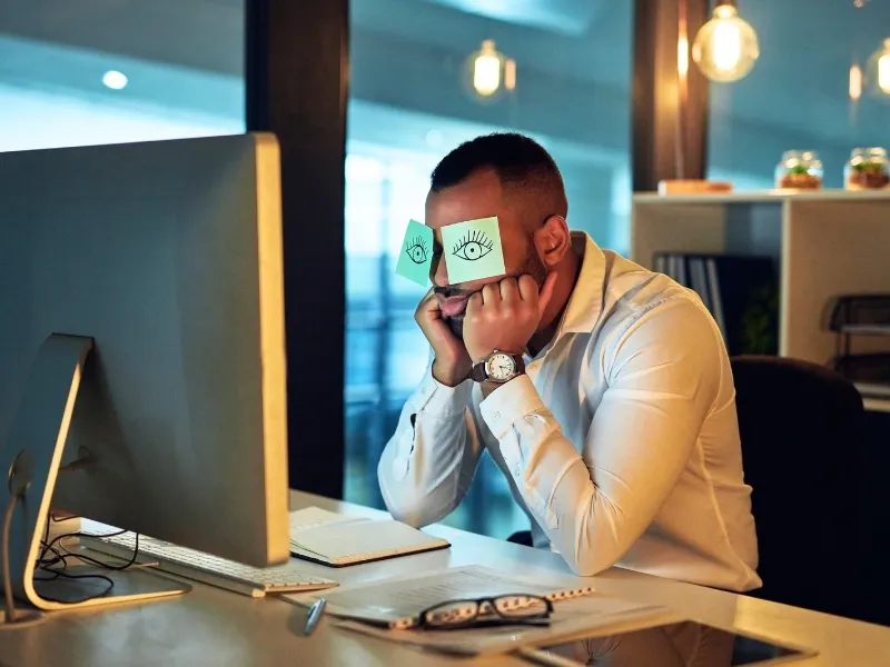 sintomas-del-burnout-segun-la-oms-2026 El burnout afecta ya al 70% de los empleados en España, según datos de la plataforma de salud mental Ifeel. Análisis de las causas y las claves de la OMS, Harvard y Stanford para evitar el agotamiento laboral crónico
