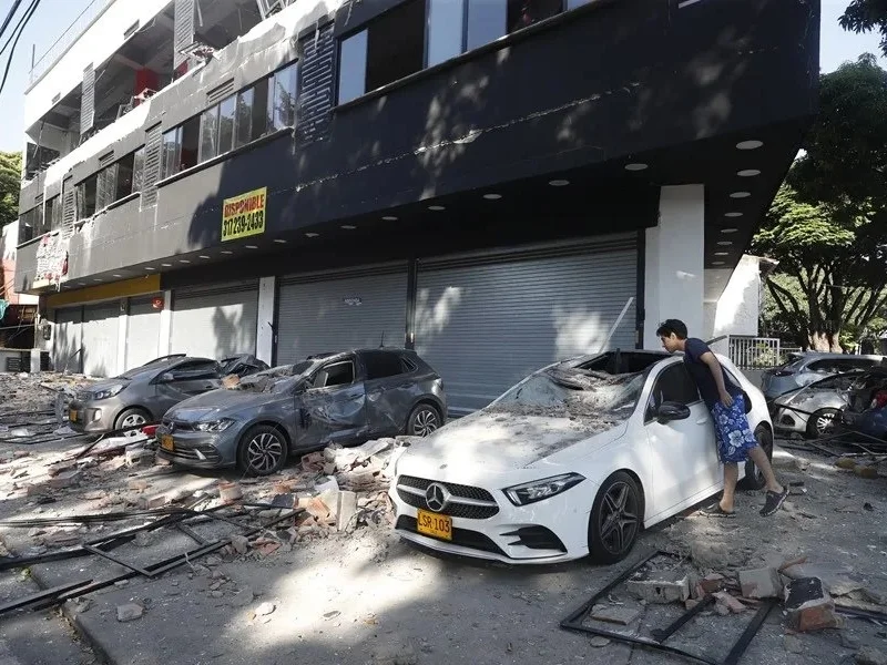 Edificaciones afectadas y escombros en las calles tras el terremoto de magnitud 7,4 en Colombia|Foto: EFE