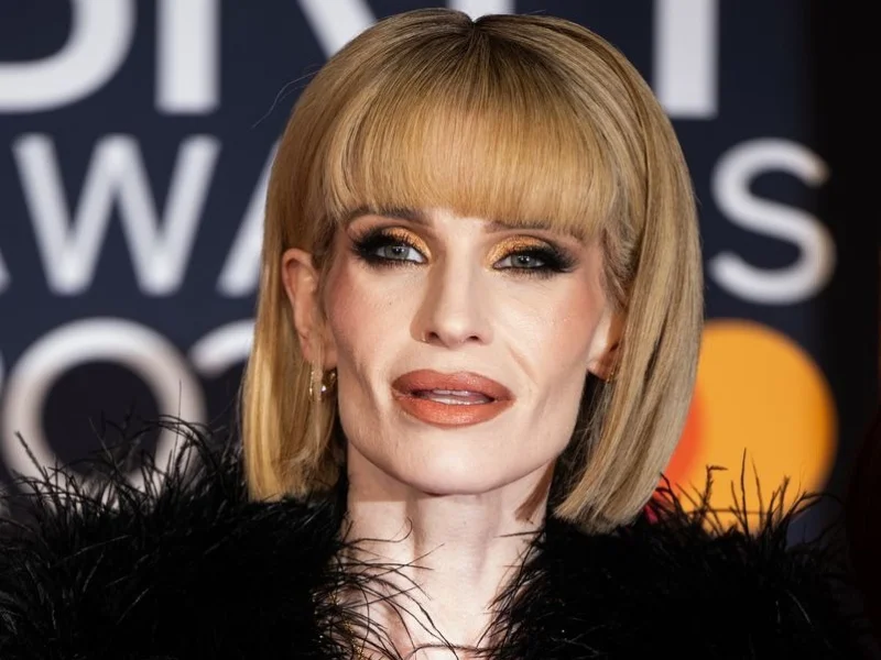 kelly-osbourne-posando-alfombra-roja-brit-awards-vestido-negro|Foto: Getty Images 
