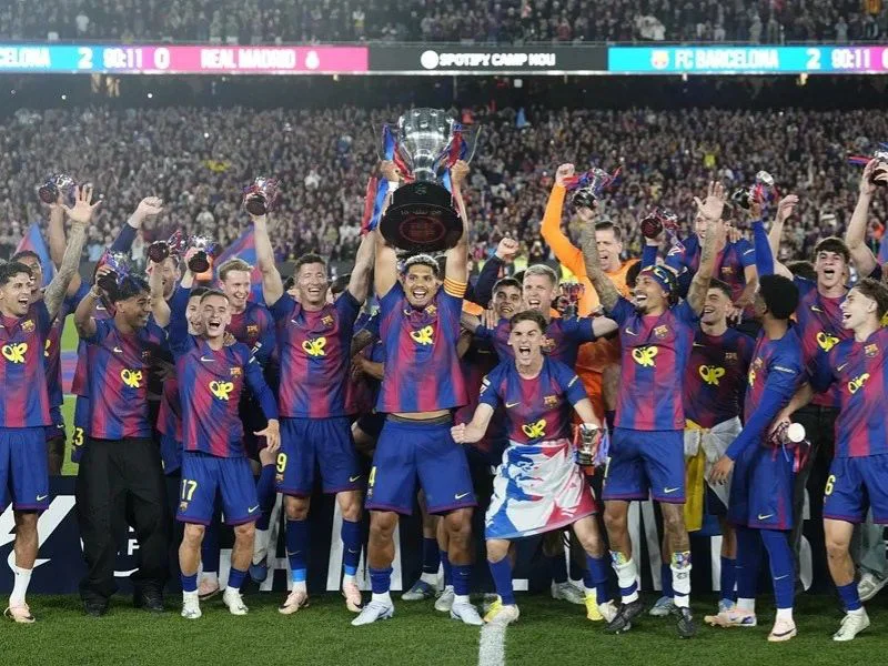 jugadores-del-fc-barcelona-celebrando-el-titulo-de-liga-tras-el-clasico|Foto: EFE 