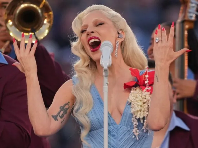 lady-gaga-vestido-azul-claro-flor-roja-bailando-salsa-super-bowl|Foto: Forbes España  La Super Bowl LX redefine el espectáculo global con una histórica apuesta por los ritmos latinos y una noche de emociones intensas en California
