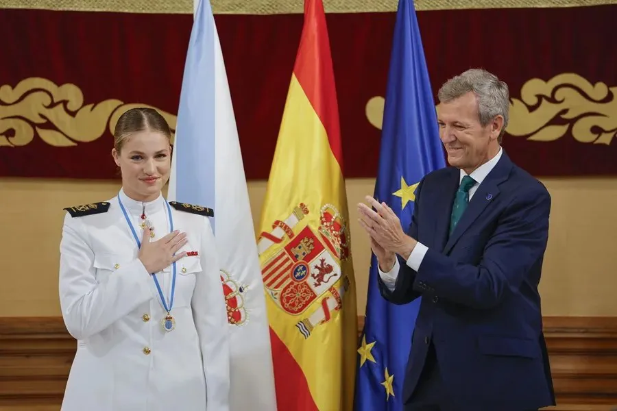 La princesa Leonor junto al presidente del Ejecutivo gallego, Alfonso Rueda|Foto: EFE/Lavandeira La princesa Leonor recibe la Medalla de Oro de Galicia