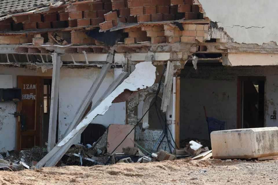 Viviendas destrozadas por la Dana en Torrent|EFE J.J. Guillén Detenido por estafar €32.000 a víctimas de la Dana en la reconstrucción de sus viviendas