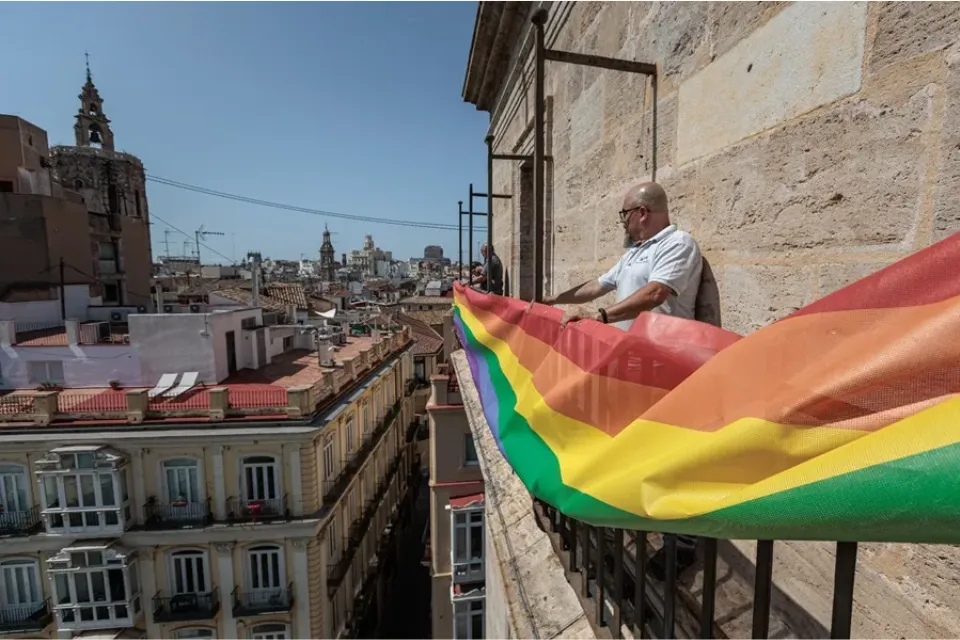 lgtbi bandera en administraciones públicas  EFE